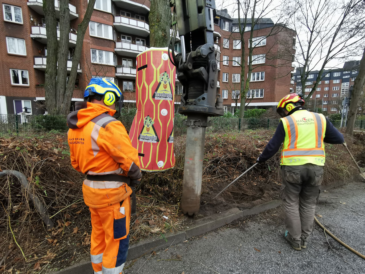 TreehugAir Baumschutzmatte ausgelegt auf Baustelle