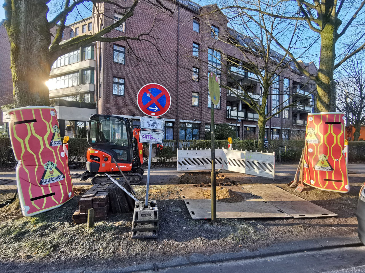 TreehugAir Baumschutzmatte ausgelegt auf Baustelle