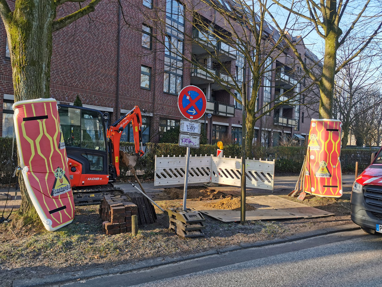 TreehugAir Baumschutzmatte ausgelegt auf Baustelle
