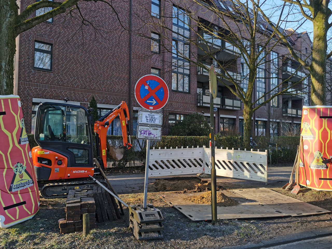 TreehugAir Baumschutzmatte ausgelegt auf Baustelle