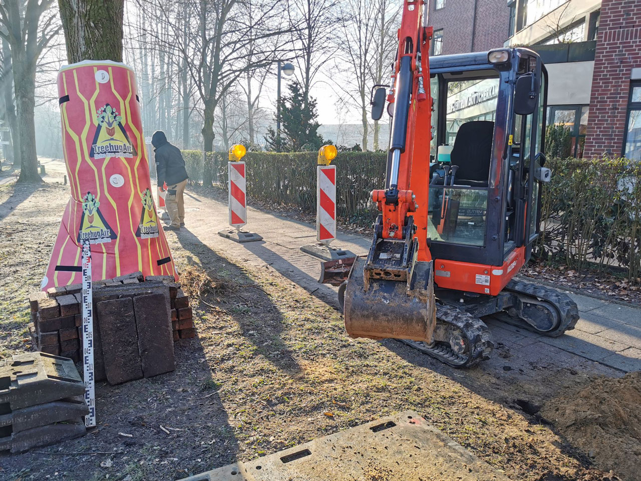 TreehugAir Baumschutzmatte ausgelegt auf Baustelle