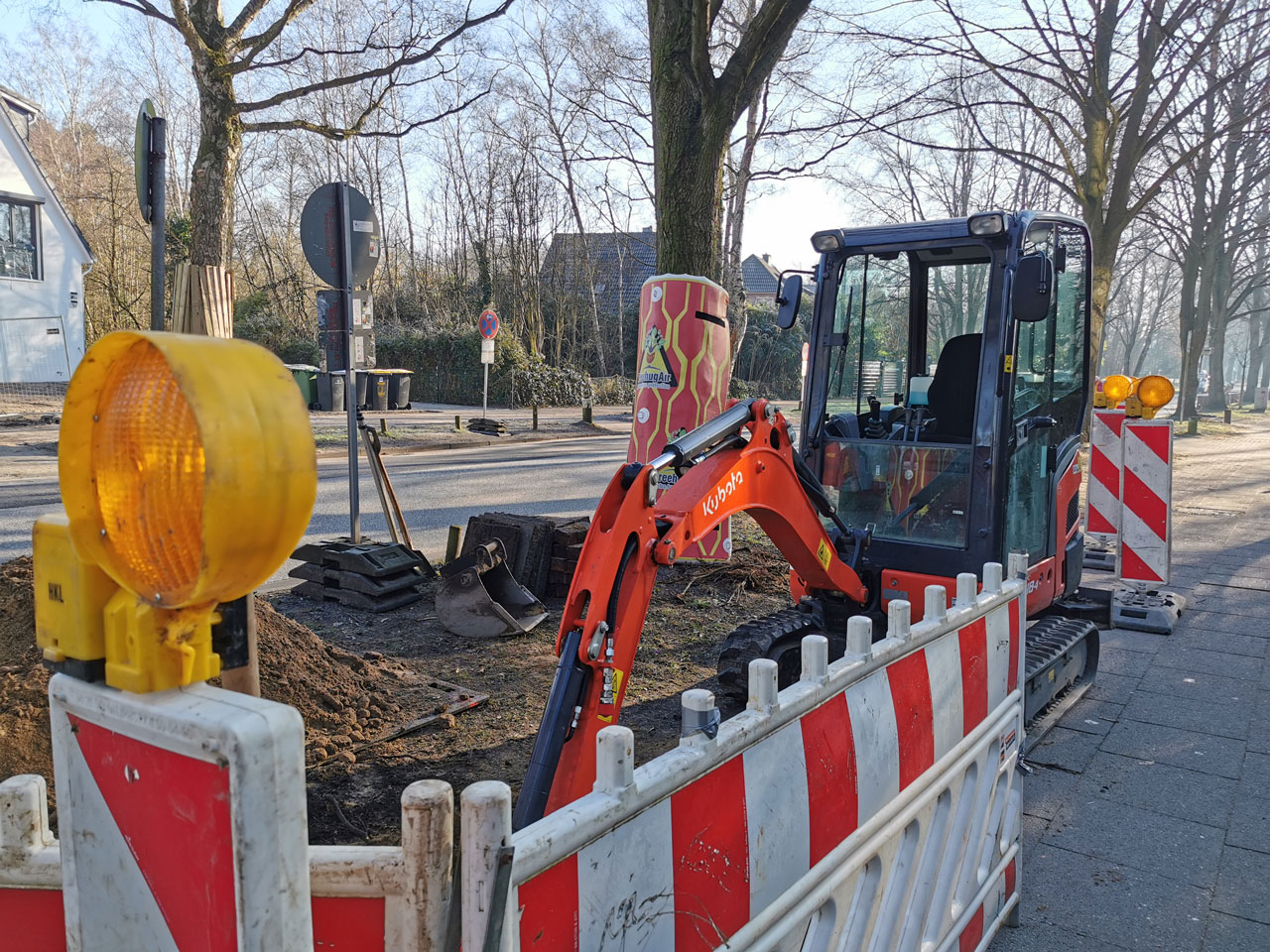 TreehugAir Baumschutzmatte ausgelegt auf Baustelle
