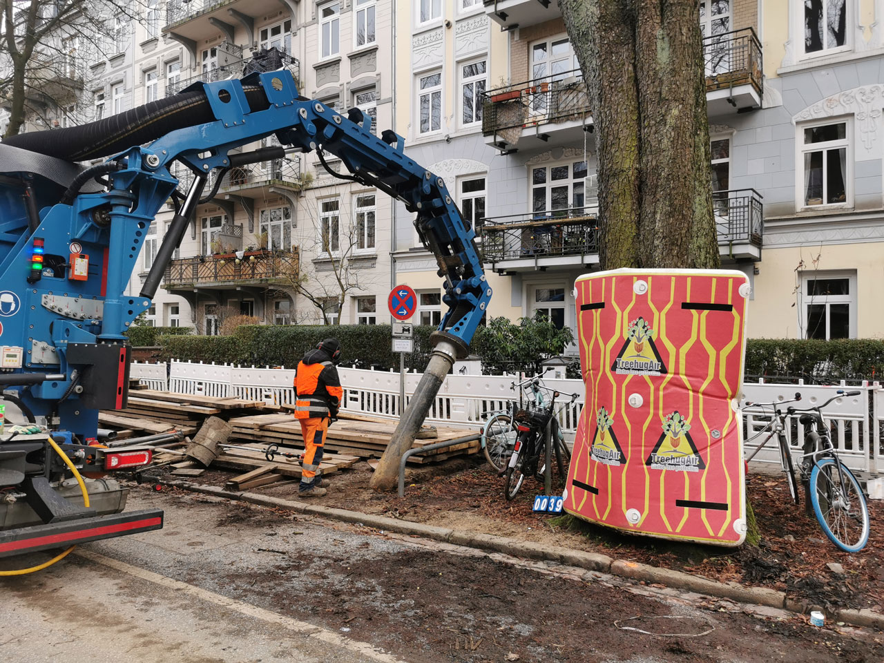 TreehugAir Baumschutzmatte ausgelegt auf Baustelle